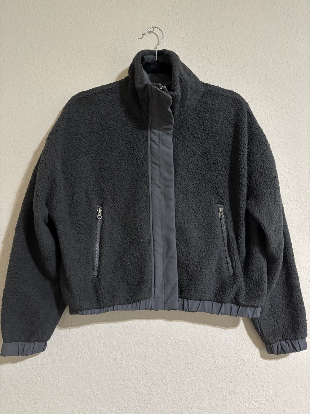 Vuori Women’s Cozy Sherpa Jacket in Graphite - Picture 2 of 9